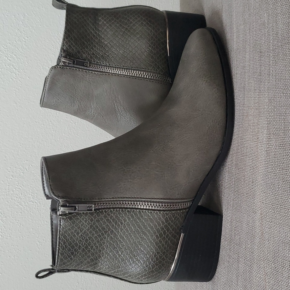 Grey double zipper ankle boot